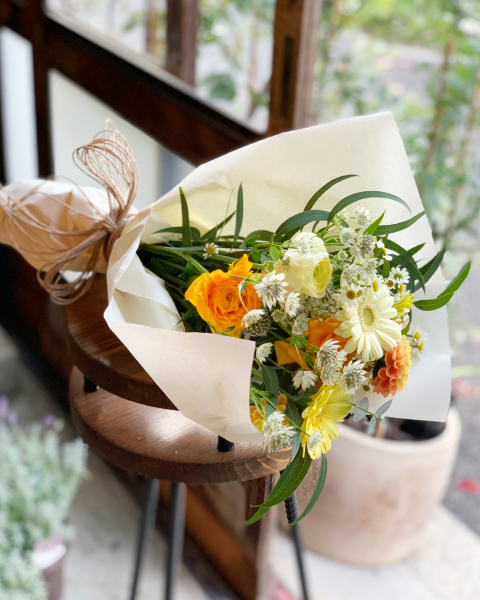 白とオレンジのシンプルなお花